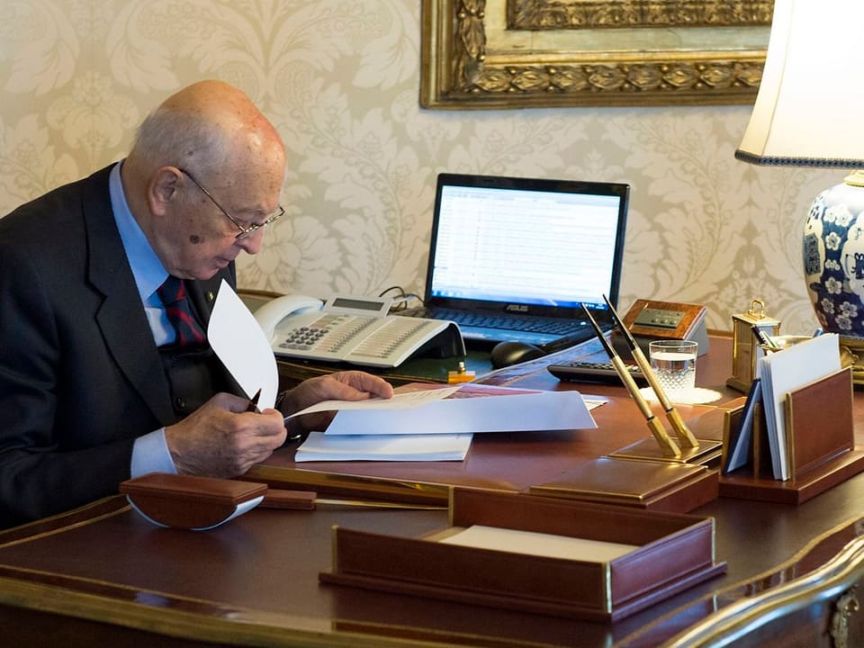 Giorgio Napolitano an seinem Schreibtisch.