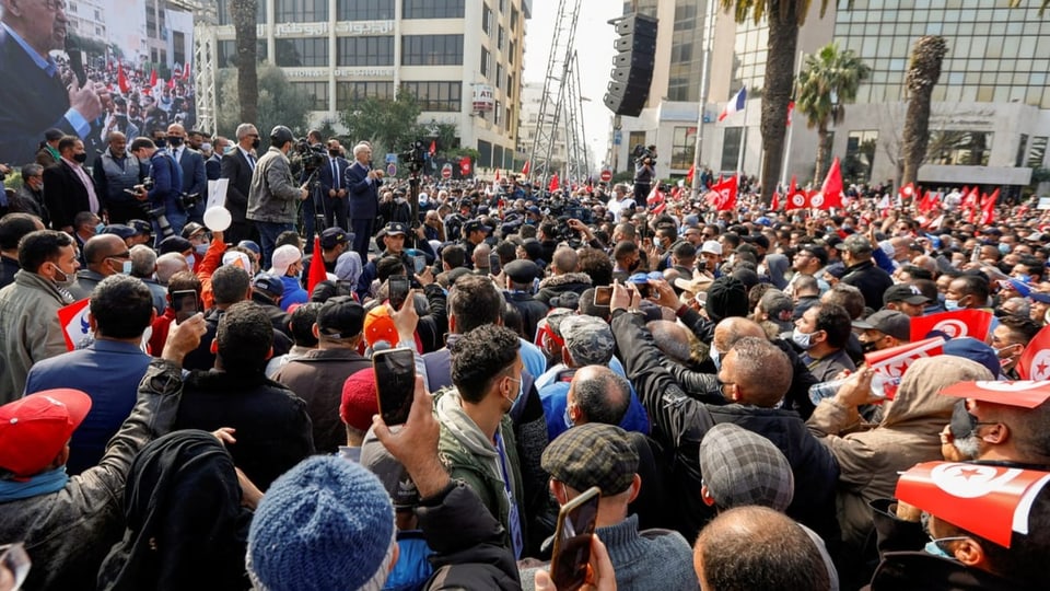 Zu sehen eine Kundgebung in Tunis.