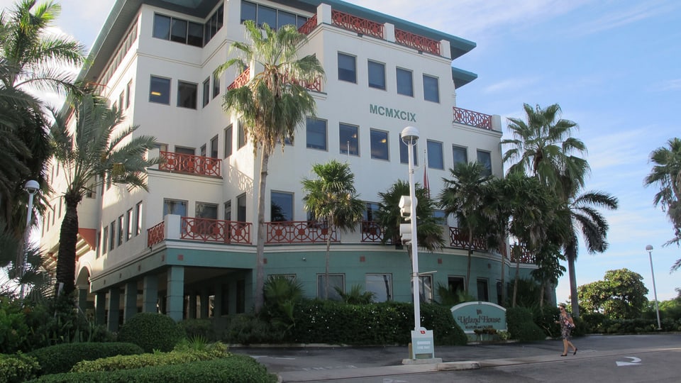 Firmengebäude auf Cayman.