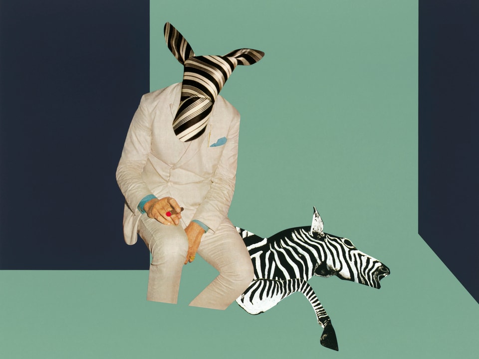 Ein Mann mit einem Zebrakopf, daneben ein halbes Zebra.