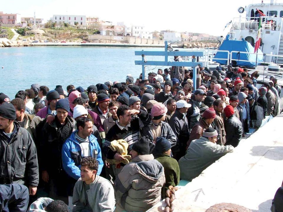 Flüchtlinge am Hafen in Lampedusa.
