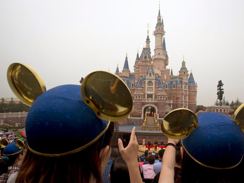 Besucher vor Märchenschloss im Disneyland in Shanghai