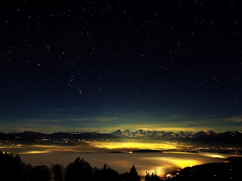Nebel im Tal, Blick frei zu den Sternen auf dem Berg