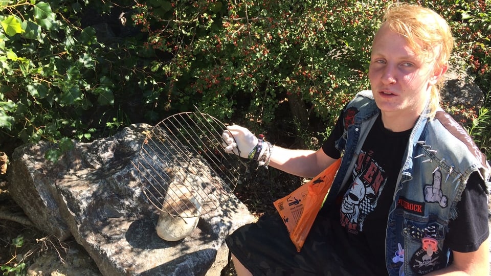Jugendlicher mit einem Grillrost