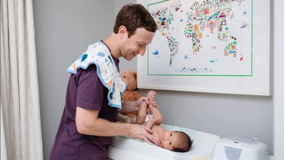 Mark Zuckerberg wickelt seine Tochter. 