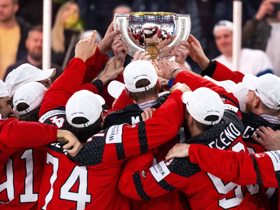 Die kanadischen Spieler stemmen den Pokal in die Höhe.