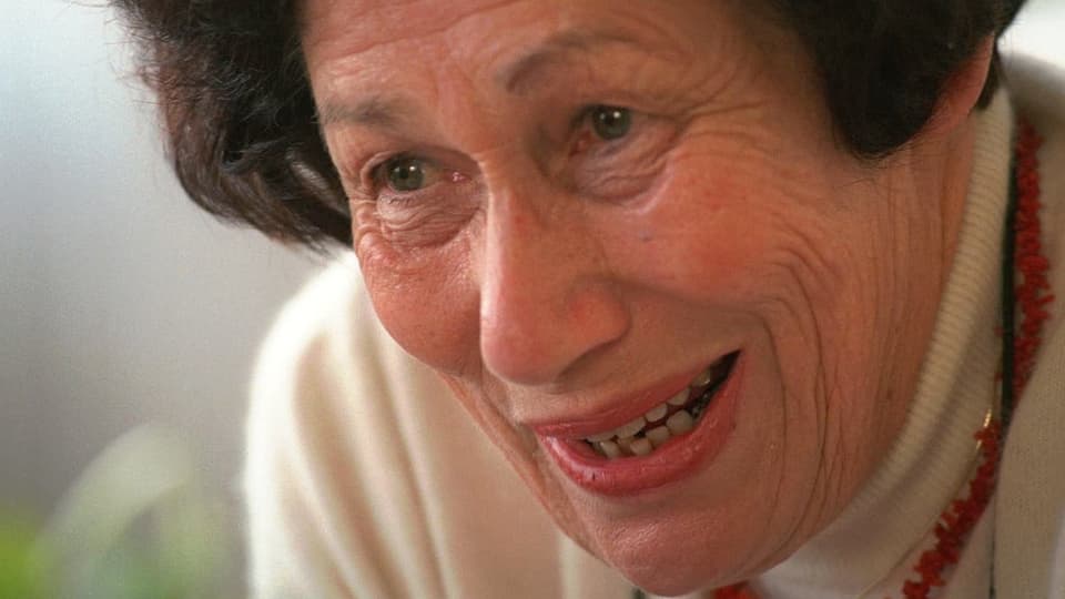 Hannah Pick-Goslar, damals 69 Jahre alt, bei einem Interview 1998 in ihrer Wohnung in Jerusalem. 