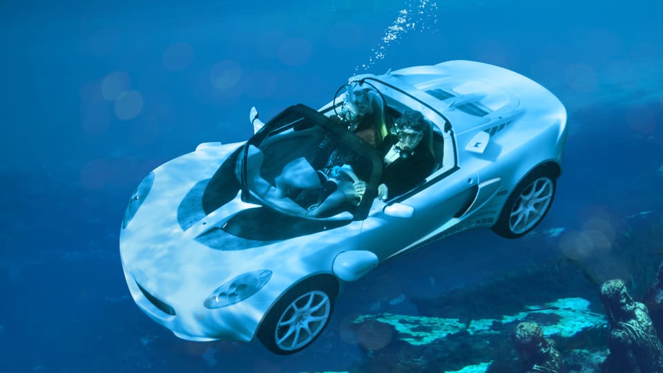 Auto fährt unter Wasser