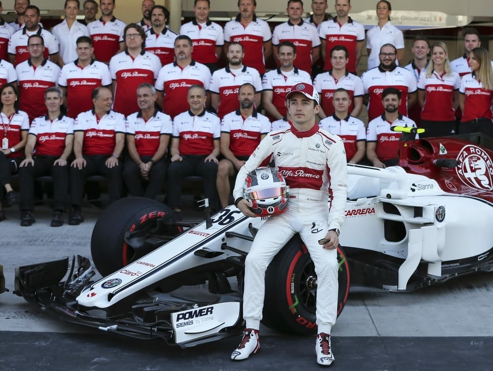 Charles Leclerc in Abu Dubai 2018 mit dem ganzen Team.