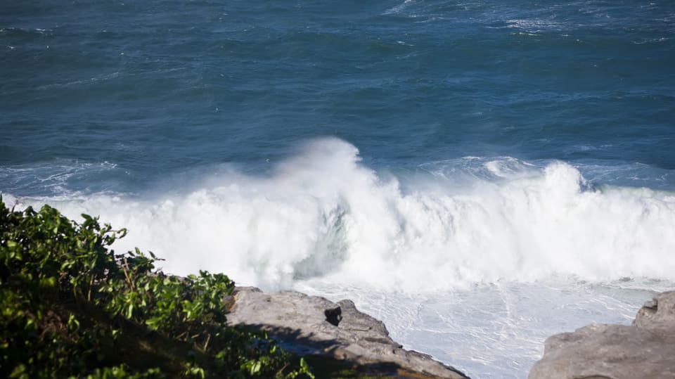 Wellen prallen auf Küstenabschnitt