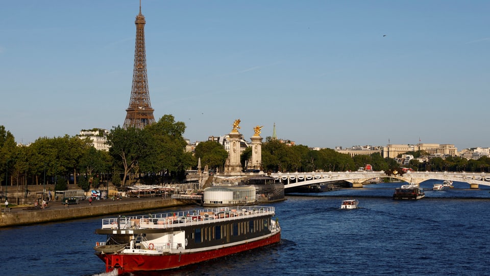 Blick auf die Seine; mit Eiffelturm mi Hintergrund