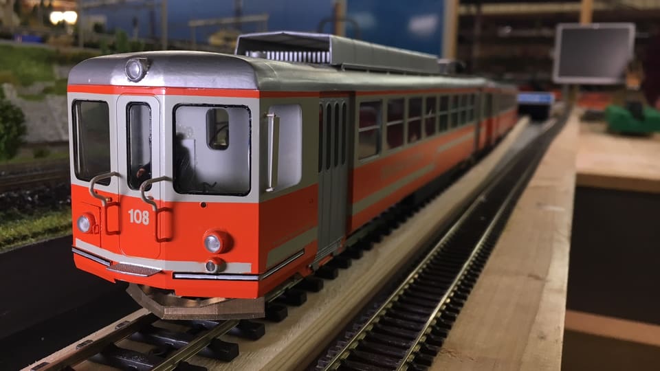 Modelleisenbahn, orange-weiss angestrichen im Masstab 1 zu 43.