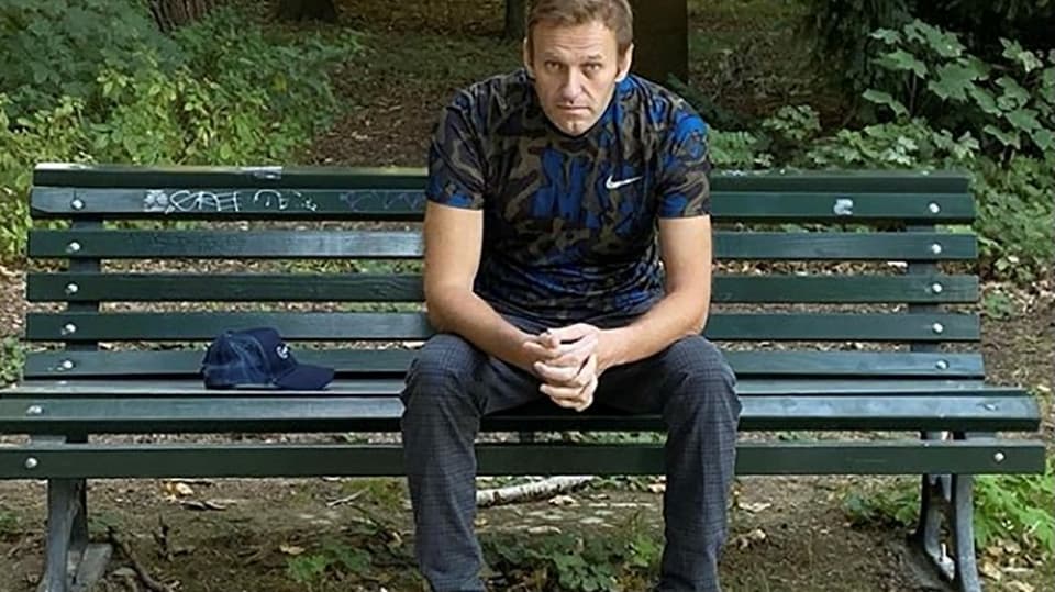 Zu sehen Nawalny auf der Bank.