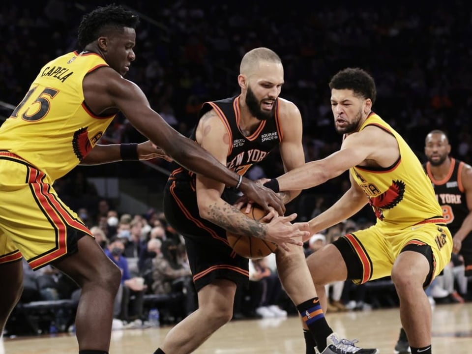 Die Hawks kommen zu zweit gegen die Knicks nicht an New Yorks Evan Fournier war von Clint Capela (links) und and Skylar Mays (rechts) nicht zu stoppen.