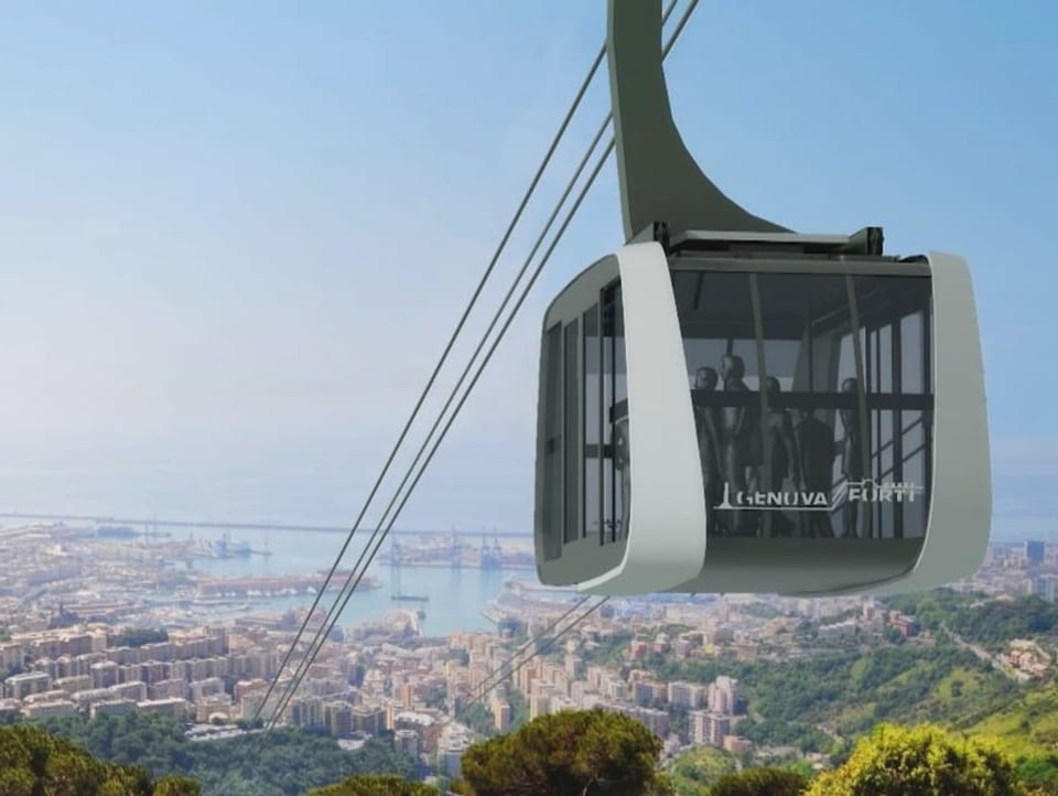 Cable car from the top: From here you have a wide view of Genoa.