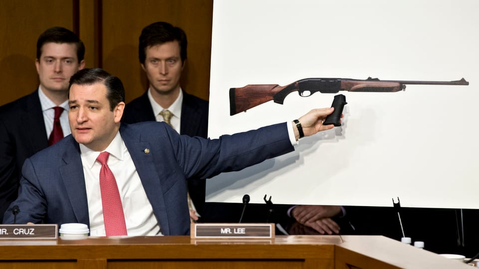 Senator neben Bild einer Waffe.