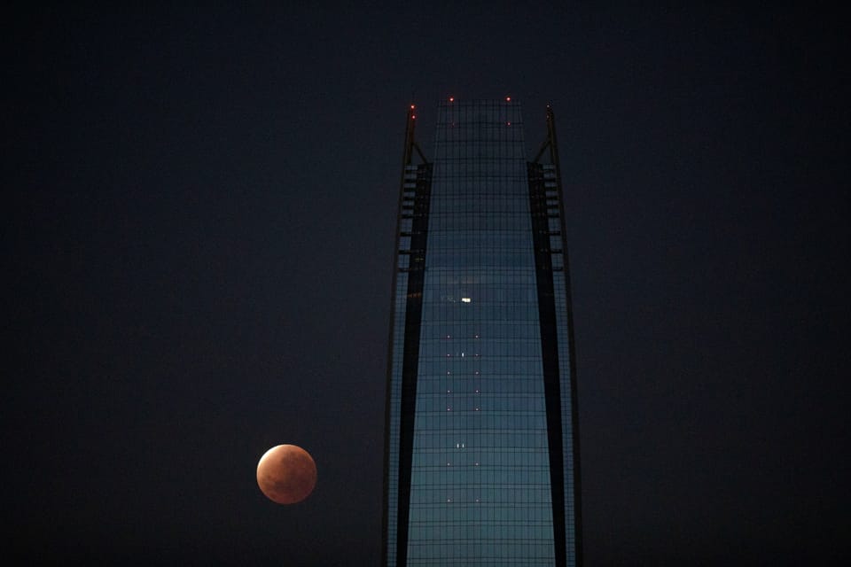 Vollmond neben dem Wolkenkratzer «Gran Torre Santiago» im chilenischen Providencia.