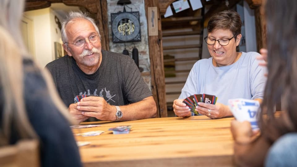 Mann und Frau an einem Tisch. 