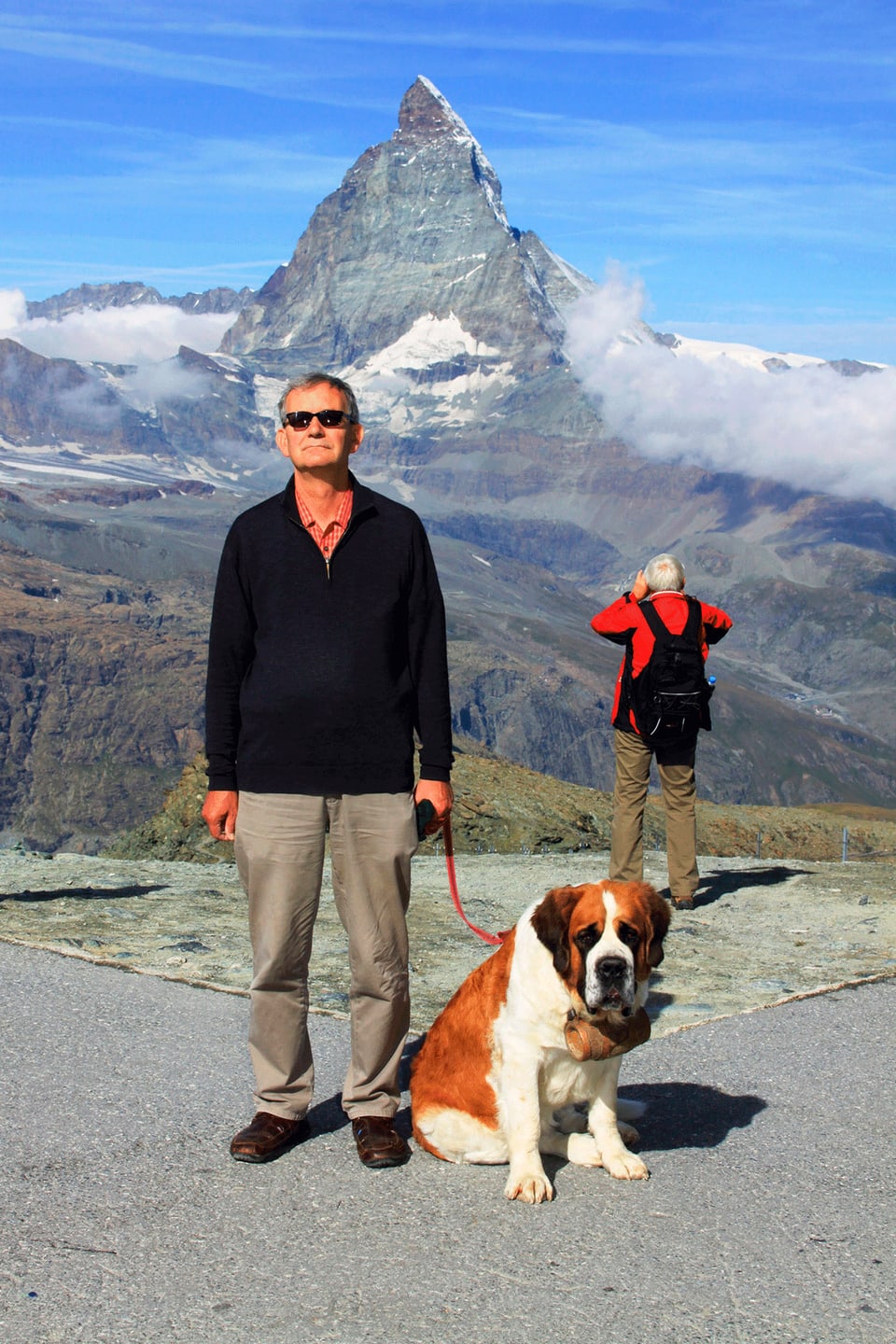 Martin Parr posiert vor dem Matterhorn, neben ihm ein Bernhardiner an der Leine.