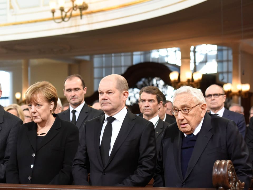 Angela Merkel, Olaf Scholz und Henry Kissinger an der Gedenkfeier für Helmut Schmidt