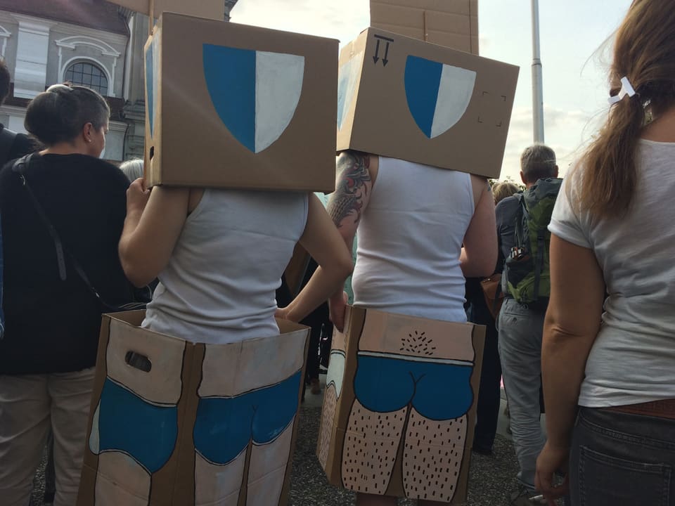 Zwei Leute, verkleidet mit Kartonschachteln auf denen Unterhosen zu sehen sind.