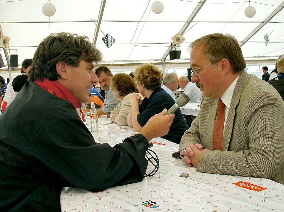 Bernhard Schär interviewt in eine Festzelt Alt-Bundesrat Samuel Schmid.