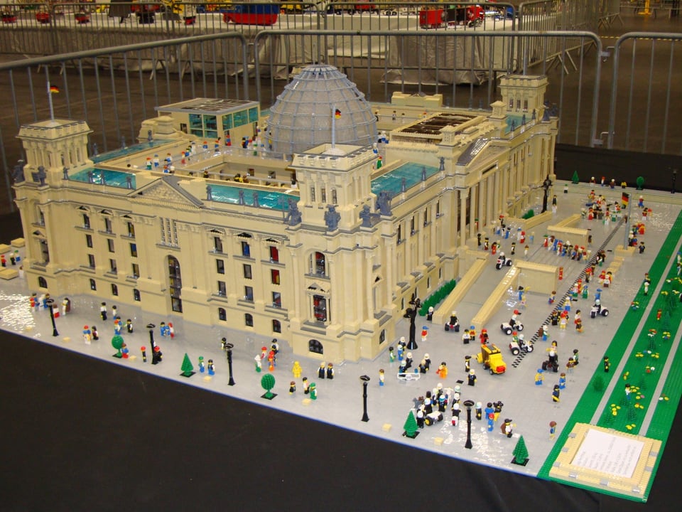 Der Reichstag als Miniatur, aus lauter Legosteinen nachgebaut und in einer Ausstellung zu sehen.