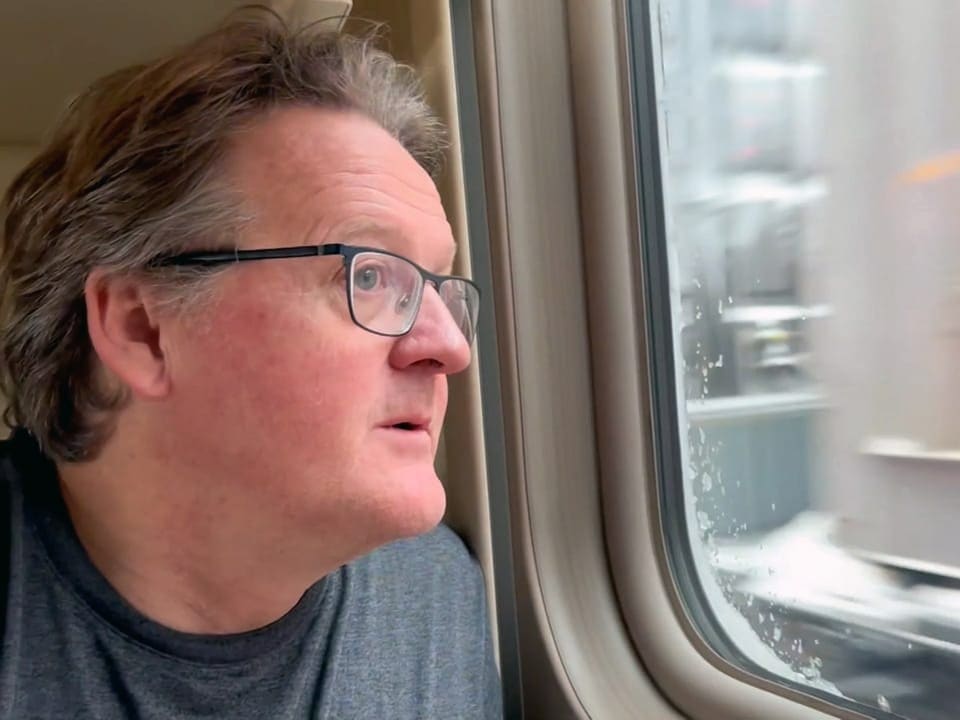 Russlandexperte Christof Franzen schaut aus einem Zug
