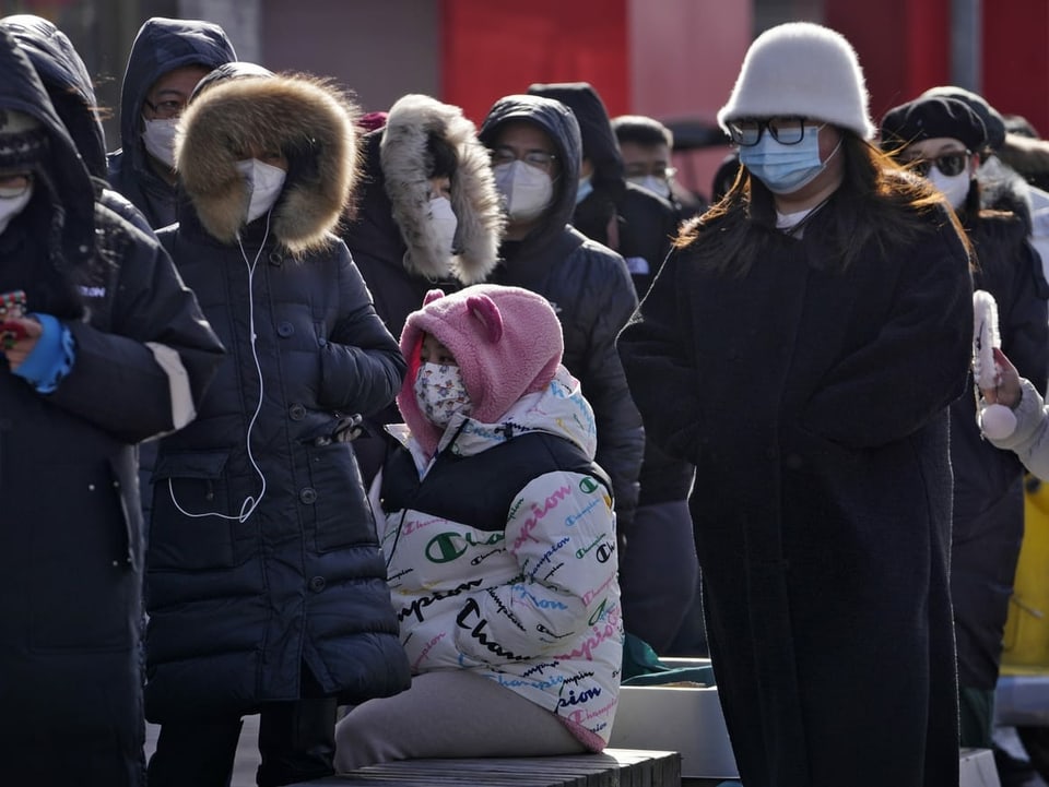 Menschen in Peking in dicker Winterkleidung