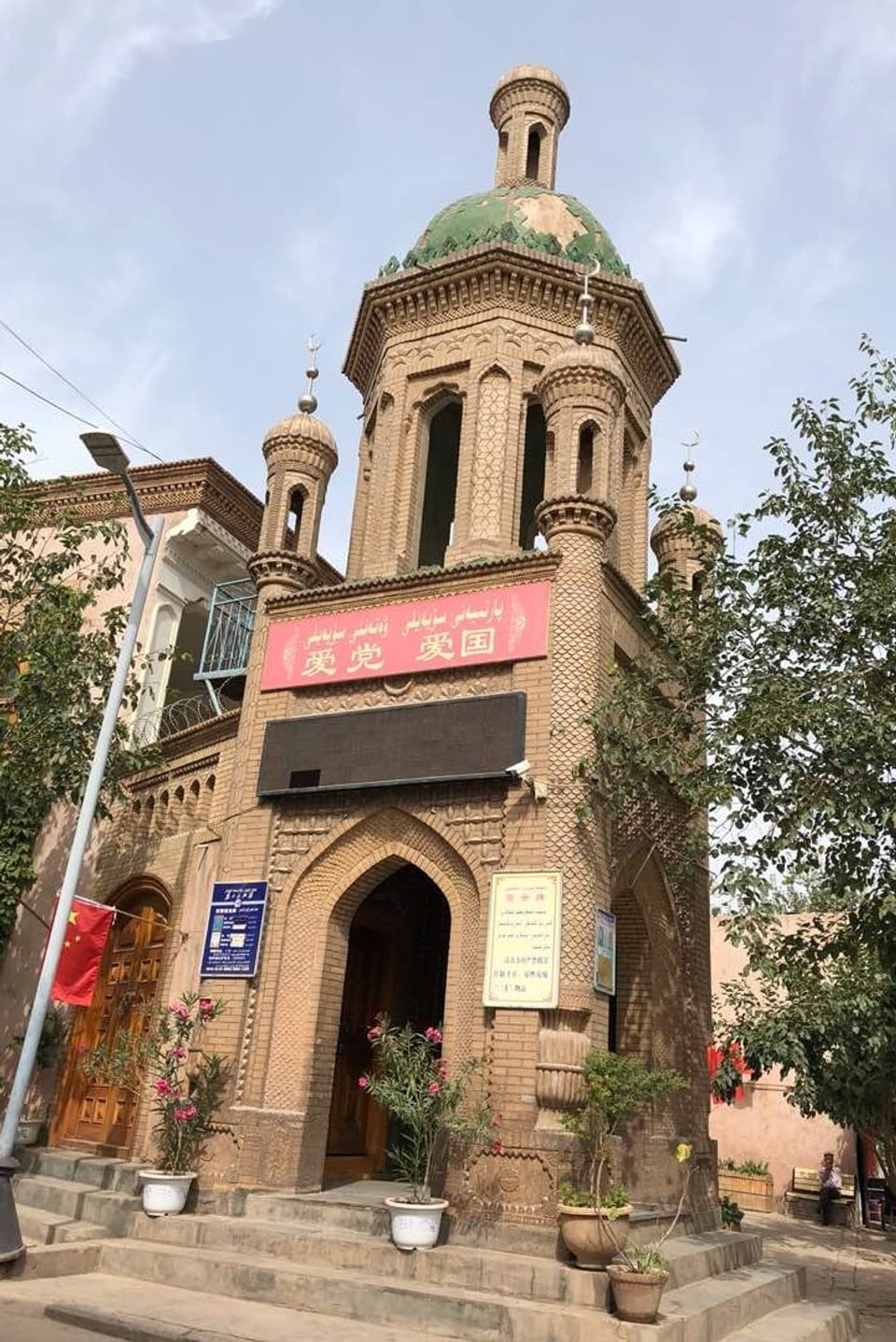 Banner auf einer Moschee in Kaxgar.