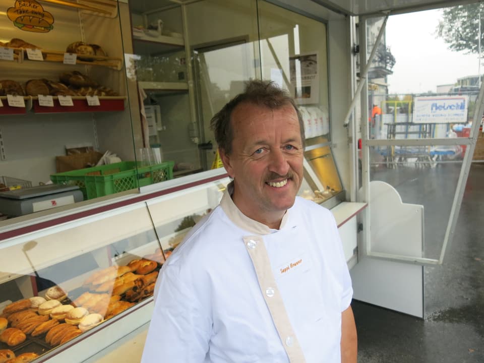 Joseph Brunner verkauft seine Brote aktuell in einem Marktwagen vor der Bäckerei.