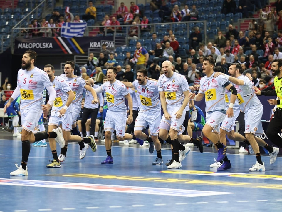 Spaniens Handballer rennen auf Fans zu