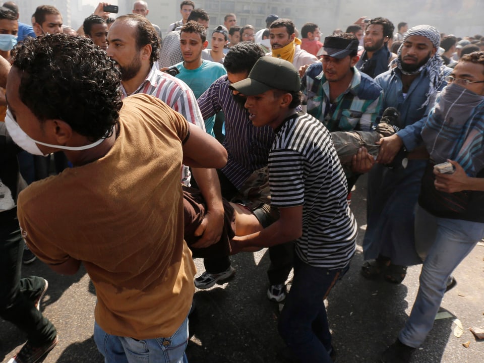 Muslimbrüder transportieren Verletzten.