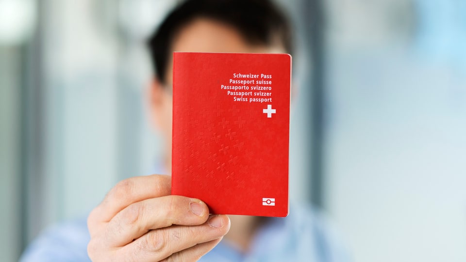 Mann mit Schweizer Pass. 