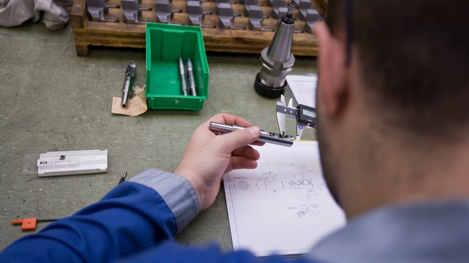 Ein Mitarbeiter des Schweizer Werkzeugherstellers Urma AG arbeitet in Rupperswil im Kanton Aargau an einem Maschinenteil. 