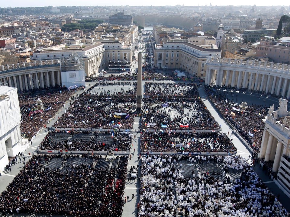 Menschenmenge auf dem Petersplatz.