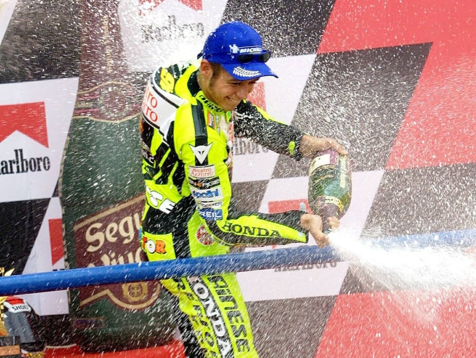 Valentino Rossi spritzt Champagner umher