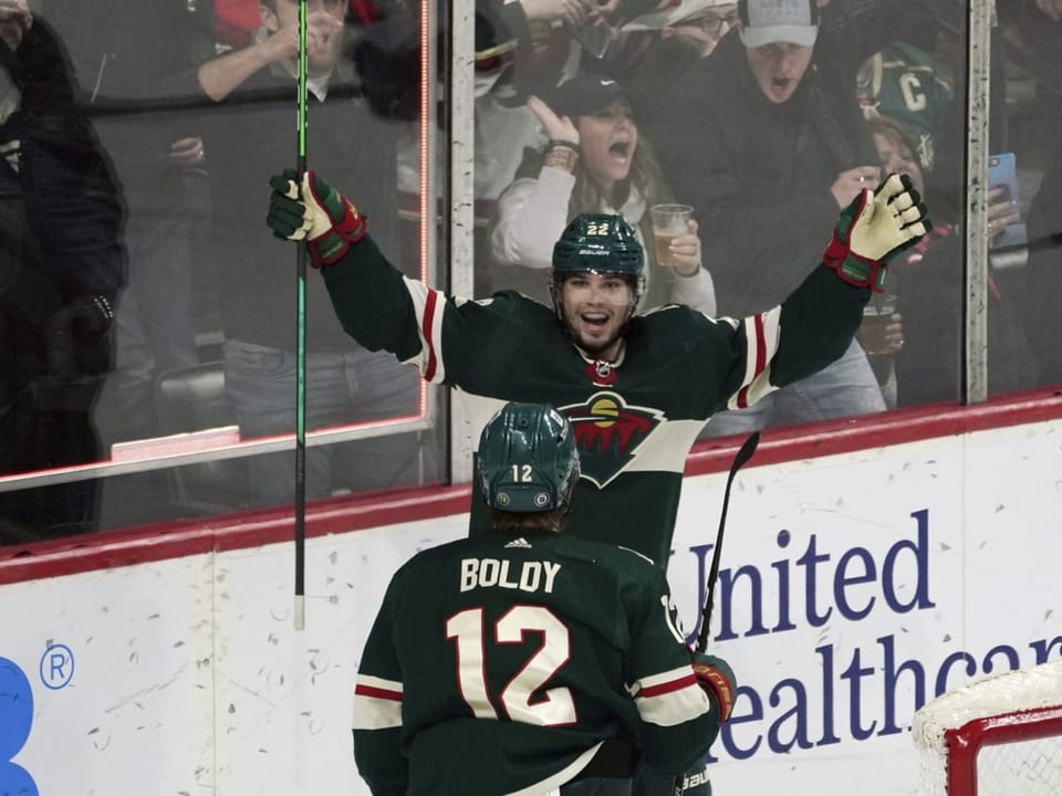 Es läuft ihm und Minnesota Kevin Fiala jubelt.