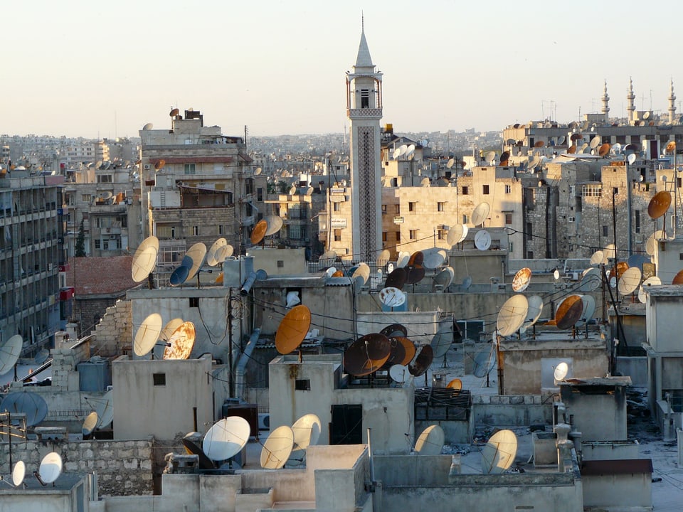 Die Altstadt von Aleppo im Abendlicht, auf allen Hausdächern befinden sich Satellitenschüsseln.
