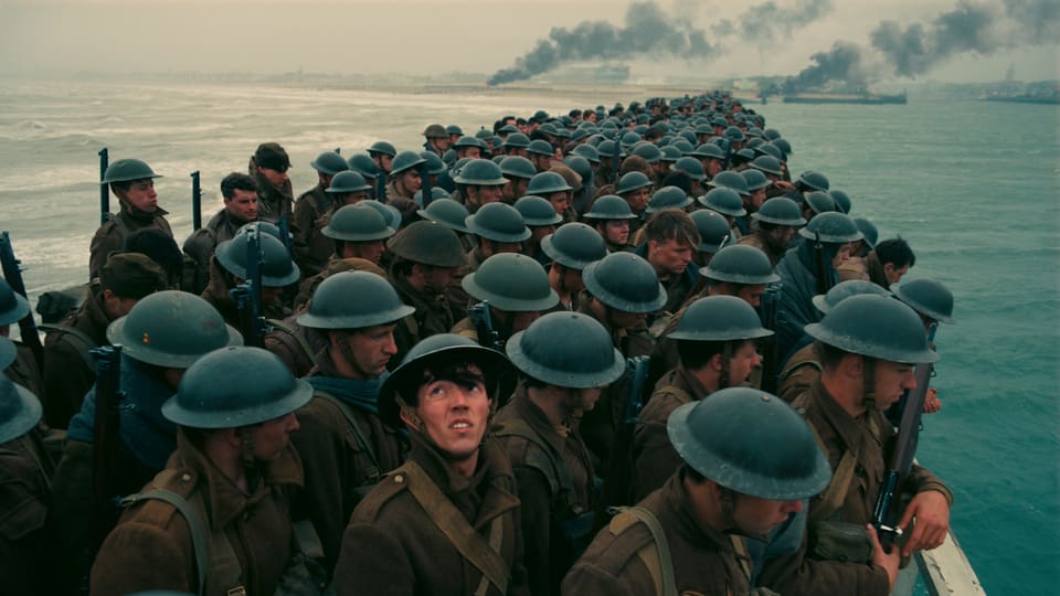 Hunderte von Soldaten warten auf der Mole von Dünkirchen aufs nächste Schiff.