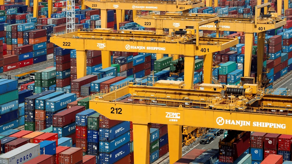 Container und Kräne in einem Hafen von Südkorea