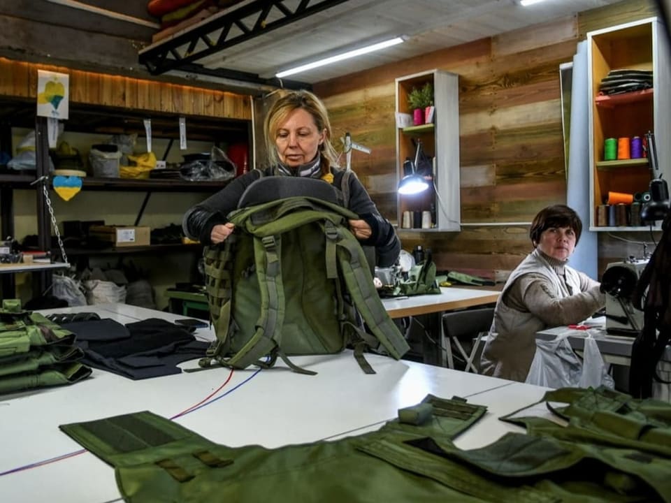 Freiwillige stellen in Saporischschja Schutzwesten und Rucksäcke für ukrainische Militärangehörige her.