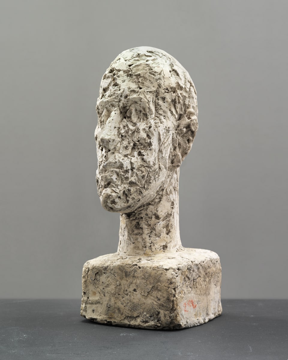 Alberto Giacometti: Tête dʼhomme sur socle, um 1946, Gips, 22,4 x 9,8 x 11,9 cm.