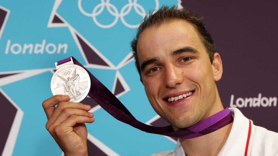 Nino Schurter posiert in London mit der Silbermedaille.