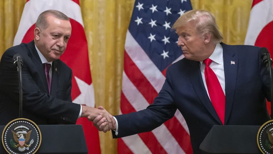 Erdogan und Trump schütteln sich die Hand.
