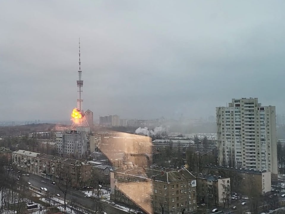 Raketeneinschlag am Fernsehturm von Kiew.