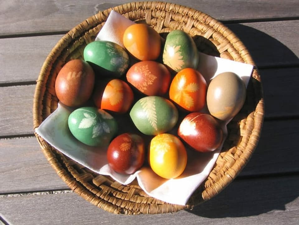 Bunt gefärbte Eier mit Kräutermuster.