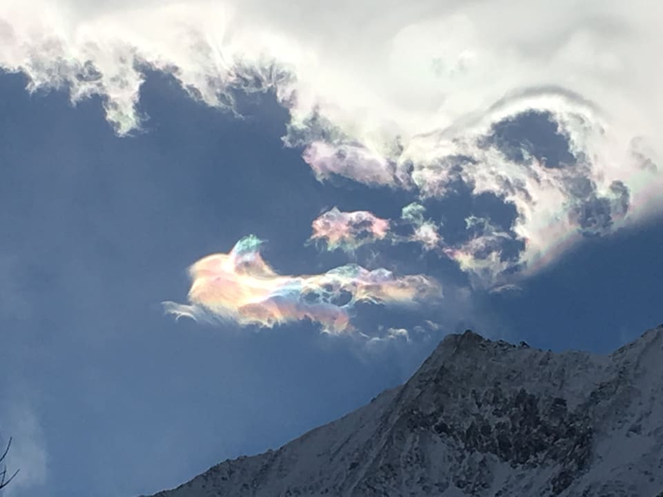 Wolke mit Regenbogenfarbe