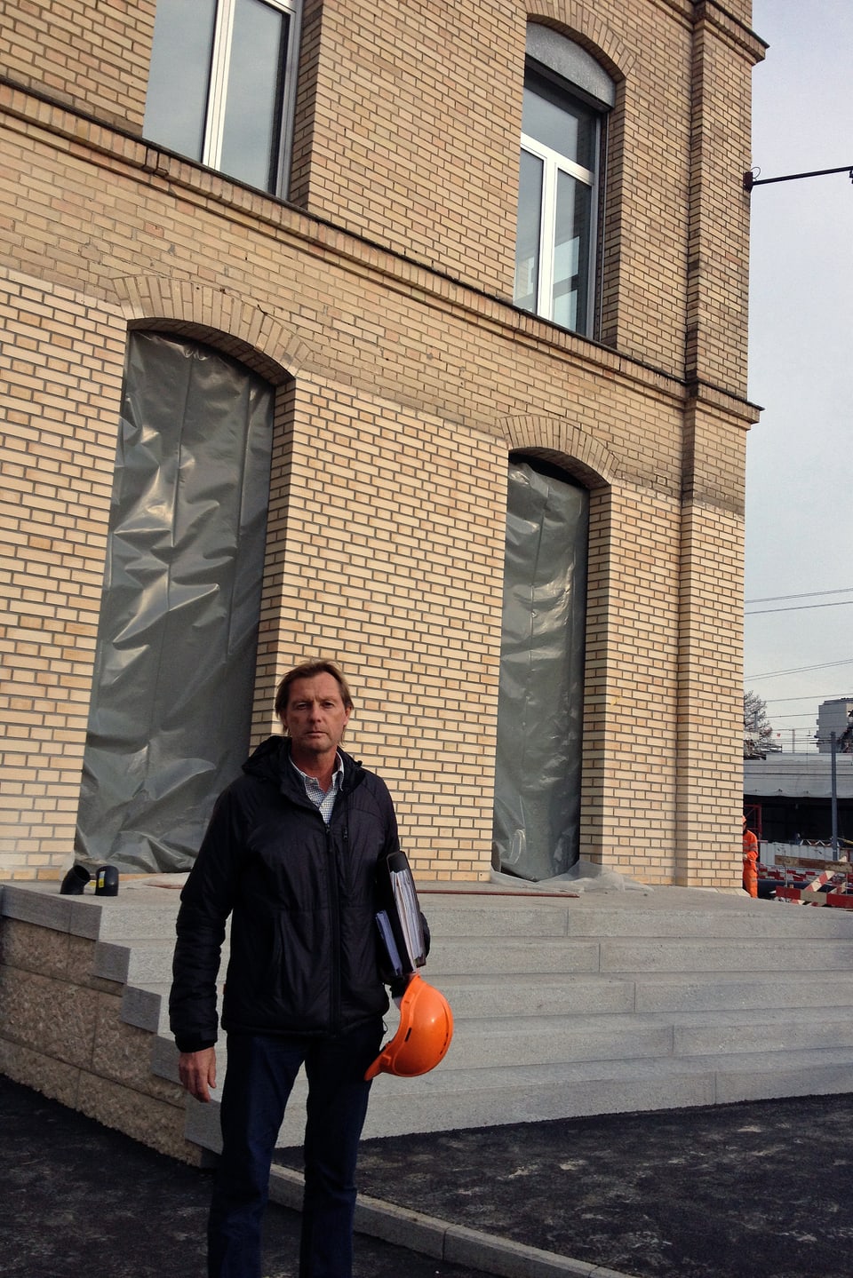 Rolf Iten, ein halbes Jahr nach der Verschiebung, vor dem MFO-Gebäude.