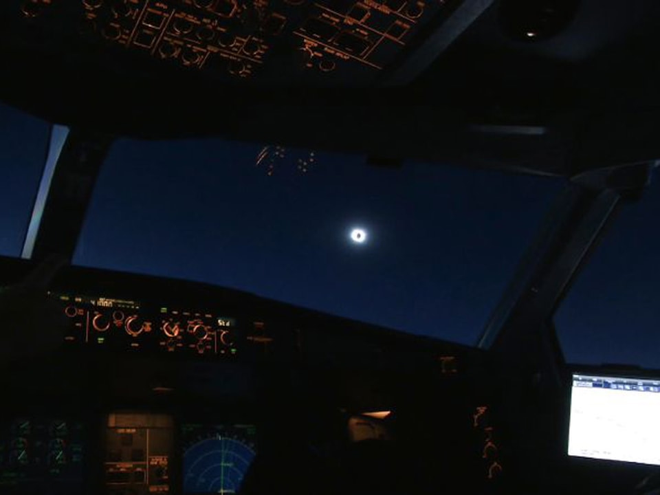 Sicht aus dem Cockpit auf die Sonnenfinsternis.